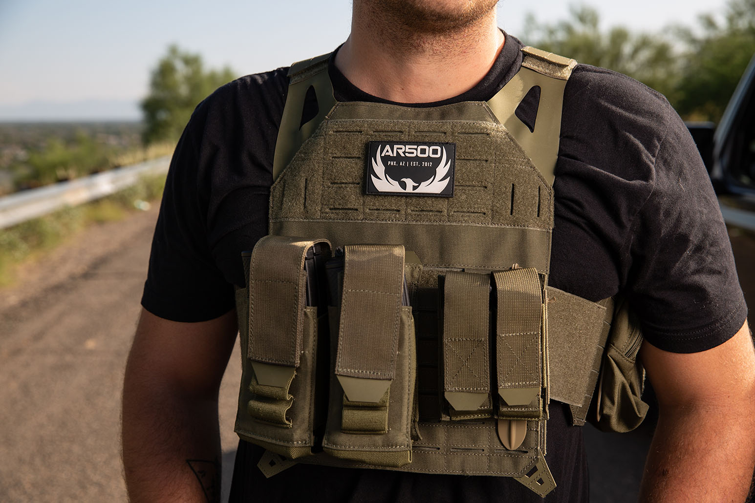 A man wearing the AR Invictus Carrier from Armored Republic