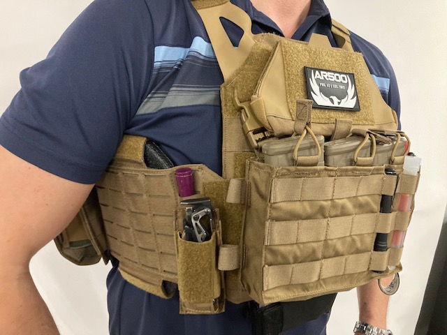 The strong side view set-up of a plate carrier from Armored Republic